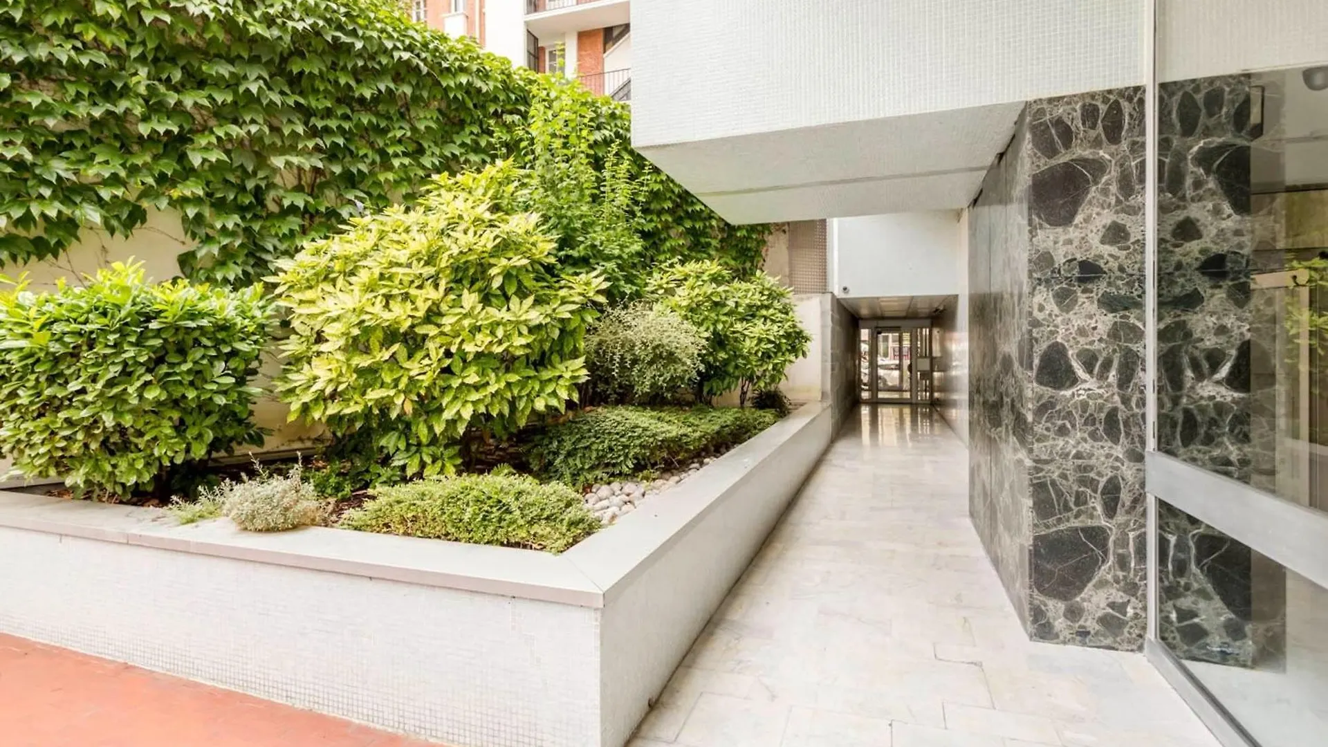 Lägenhet Eiffel Tower - 2br With Balcony - Cityapartmentstay