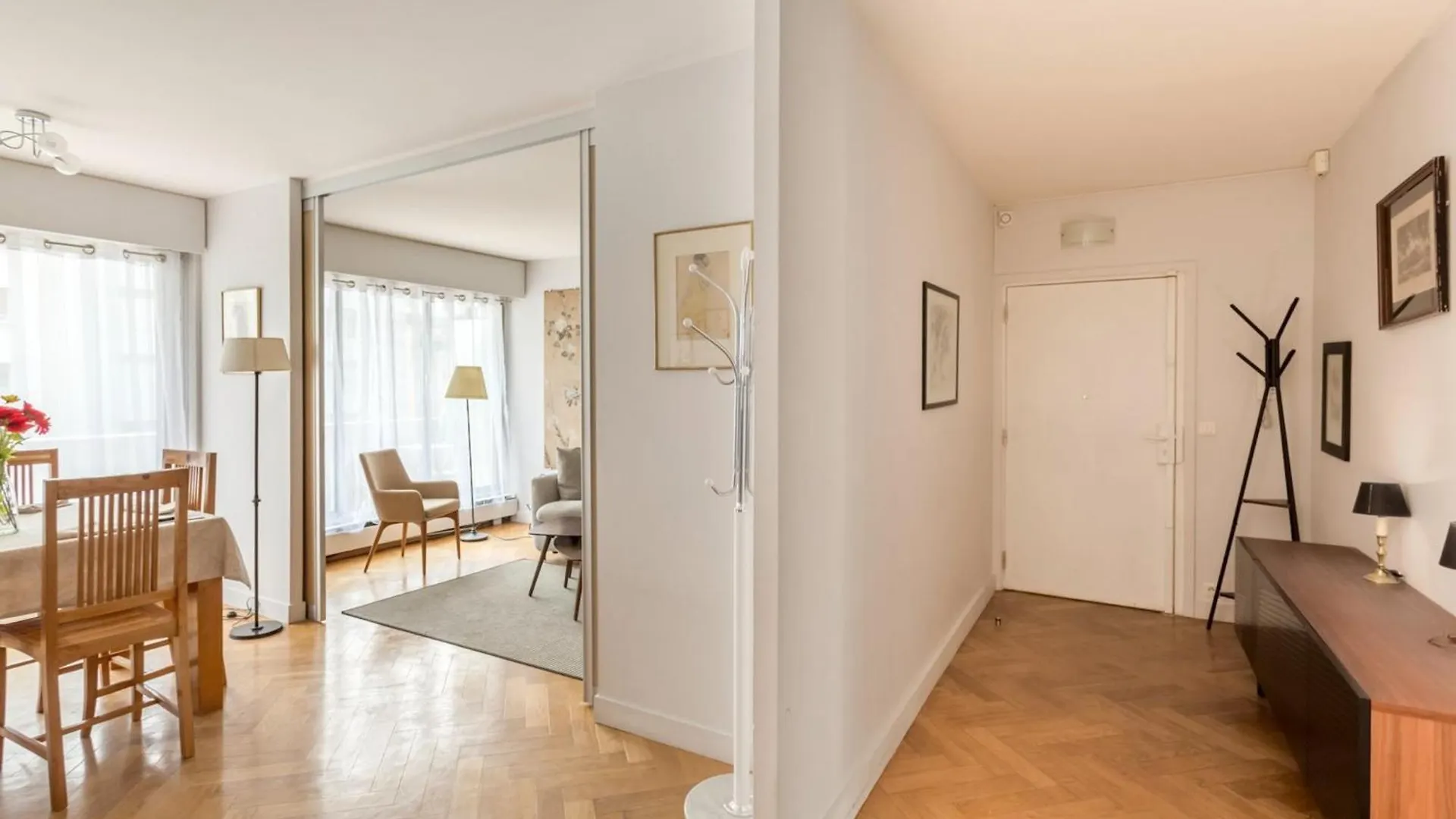 Eiffel Tower - 2br With Balcony - Cityapartmentstay Apartment